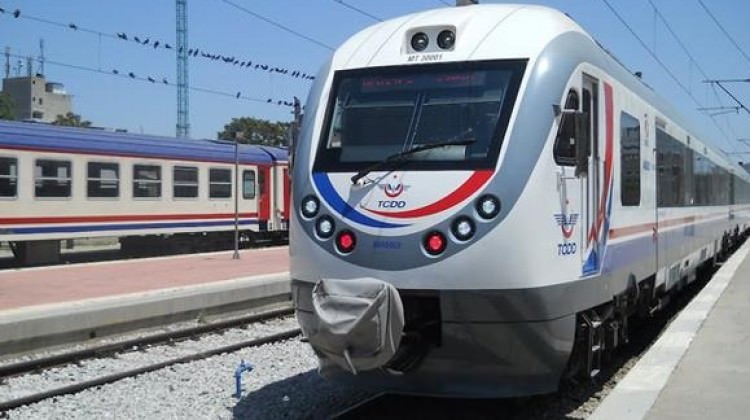 izmir-e-giden-yolcu-treni-raydan-cikti