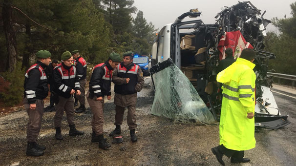 Muğla'da yolcu otobüsü devrildi: 17 yaralı