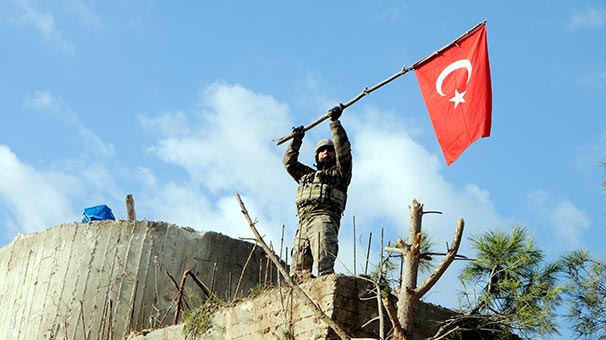 Son Dakika: Mehmetçik Burseya Dağı'na bayrağı böyle dikti!