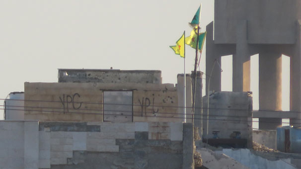 Tel Abyad'a PYD/YPG sözde flamaları astı