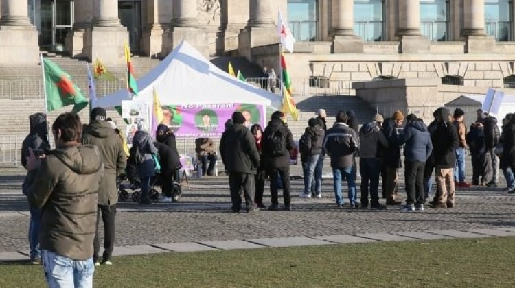 Alman Federal Meclisi önünde PKK çadırı