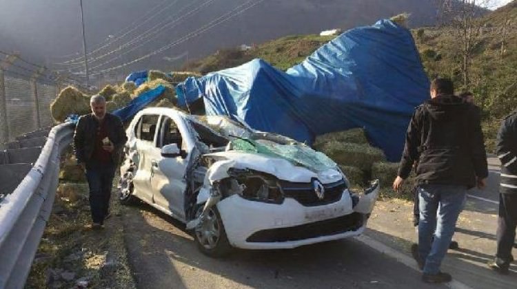 Ot yüklü kamyon, otomobilin üzerine devrildi