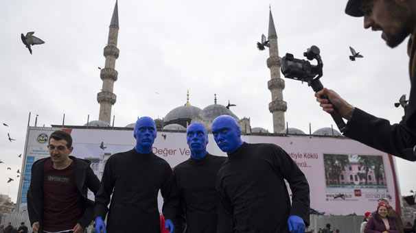 Yer: Eminönü…  Mavi Adamlar halka indi