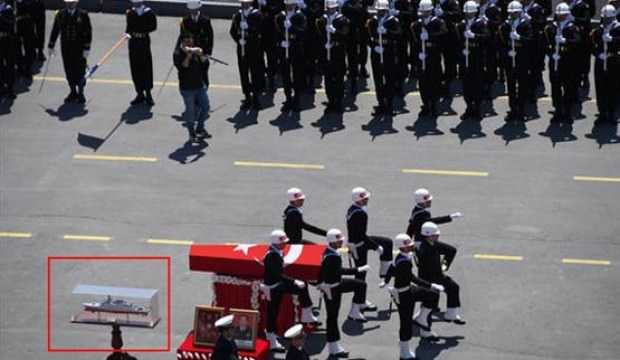 Cenazede dikkat çeken maket! Böyle uğurlandı