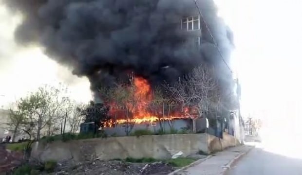 Sancaktepe'de tekstil atölyesi alev alev yandı