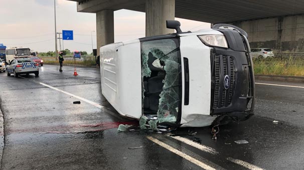 Minibüs köprü ayağına çarptı: 1 ölü, 2 yaralı