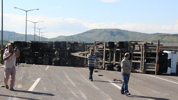 Ankara'da sıfır araç taşıyan TIR devrildi ! Araçlar hurdaya döndü