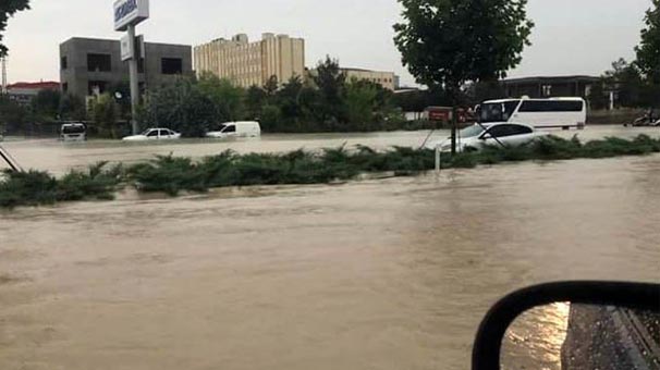 Denizli-Afyon karayolu sel nedeniyle ulaşıma kapandı