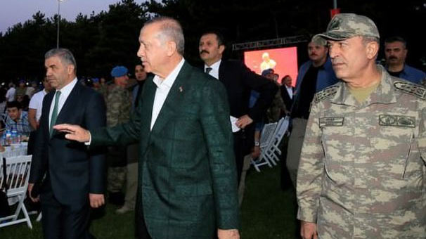 Erdoğan ve Akar Mehmetçikle iftar yaptı