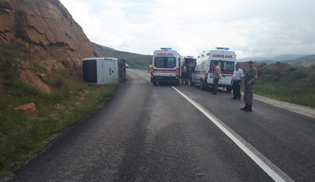 Erzincan'da Polisleri taşıyan servis devrildi