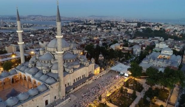 Fatih Camii'nde 10 bin kişilik iftar