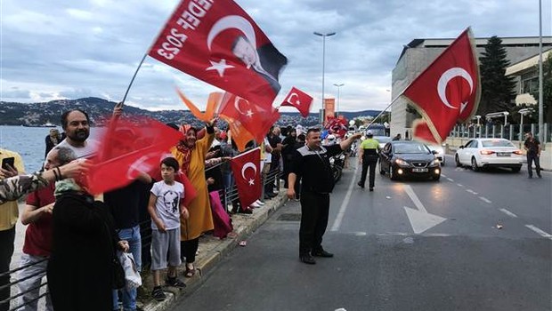 Sonuçlar açıklandıkça vatandaşlar Tarabya'da toplanmaya başladı