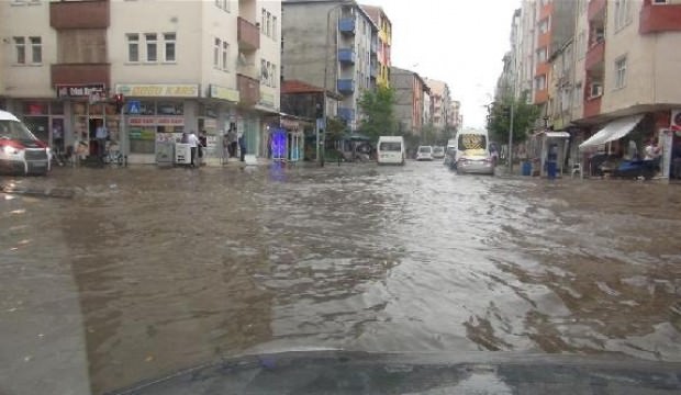 Ani bastıran yağmur, Kars caddelerini göle çevirdi