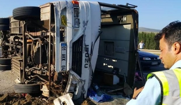 İşçileri taşıyan midibüs devrildi: 24 yaralı