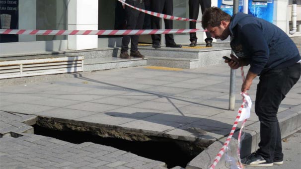 Ataşehir'de kaldırım çöktü