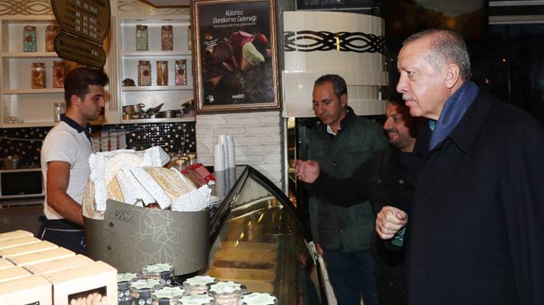 Cumhurbaşkanı Erdoğan, Beylerbeyi'nde bir pastaneden alışveriş yaptı