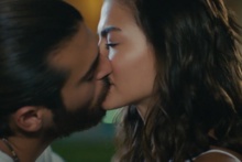 Erkenci Kuş'da geceye damga vuran öpüşme sahnesi