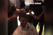 Hakan Sabancı'nın askerlik öncesi saçını kestirdiği anlar olay oldu!