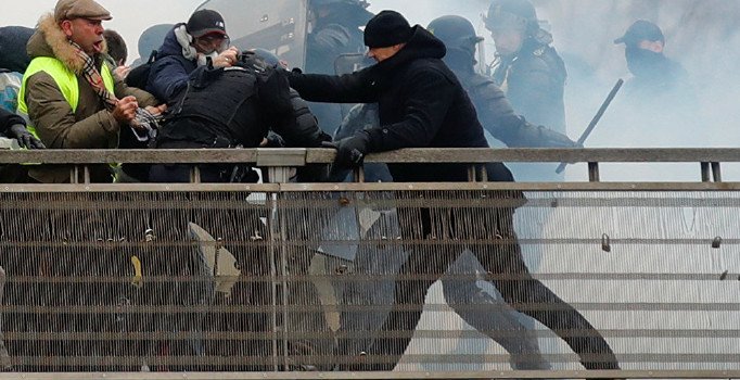 Sarı Yelekliler eyleminde polisleri yumruklayan boksör gözaltına alındı