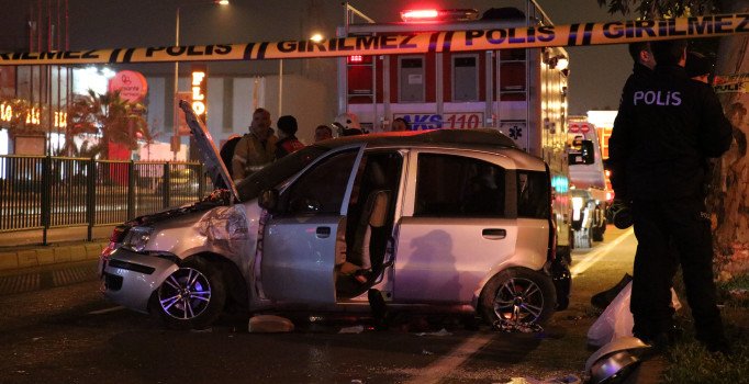 İzmir'de otomobil refüjdeki direğe çarptı: 1 ölü, 2 yaralı