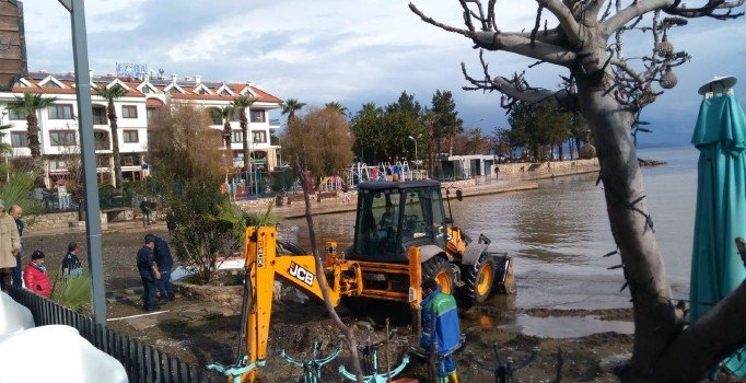 4 ton akaryakıt sızdı, okul tatil edildi