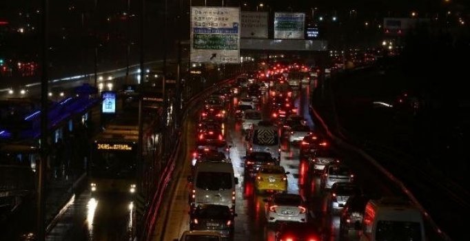 İstanbul'da iş çıkışı trafik yoğunluğu