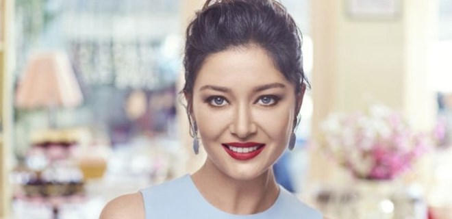 Nurgül Yeşilçay’dan aşkına öpücüklü kutlama