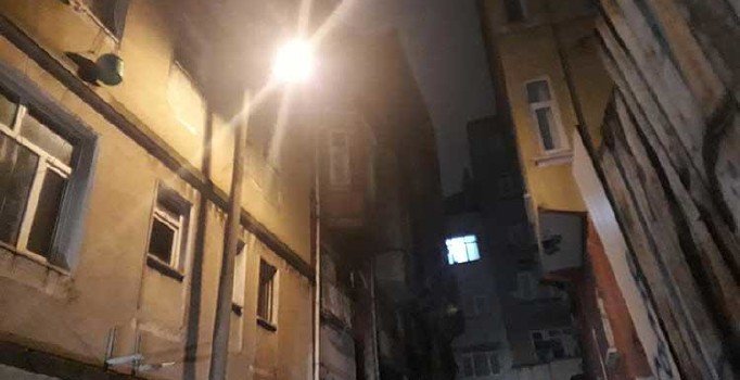 Beyoğlu'nda vahşet: Boğazını kesip evini ateşe verdiler!