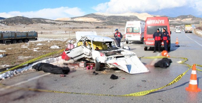 Burdur'da feci kaza: 2 ölü, 1 yaralı