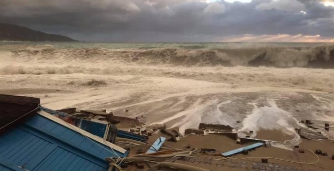 Ölüdeniz'de sahile vuran dev dalgalar kulübeleri yıktı