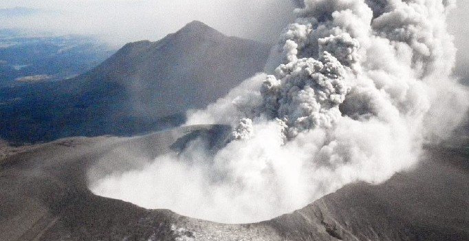 Japonya'da Shindake yanardağı, 4 yıl aradan sonra patladı