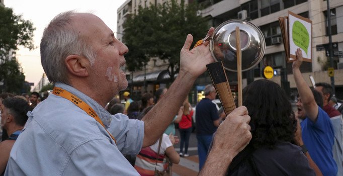 Arjantin'de halk, yüksek zamları protesto etmek için sokağa döküldü