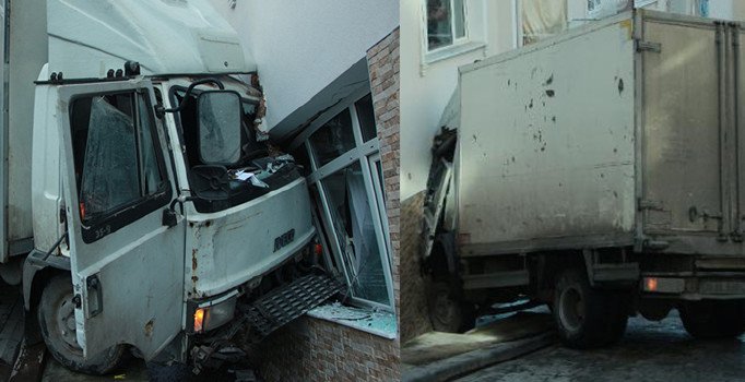 Beyoğlu'nda kamyonet binaya çarptı