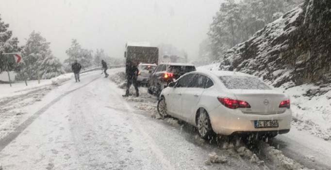 Antalya-Konya karayolunda yoğun kar yağışı