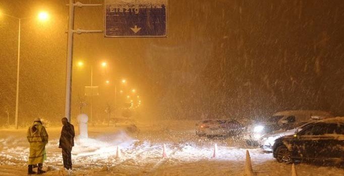 Karayolu ulaşıma kapandı, çok sayıda araç yolda kaldı