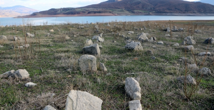 Tokat'ta baraj suları çekildi, mezarlık ortaya çıktı