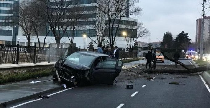 Ataköy'de feci kaza: cadde savaş alanına döndü 