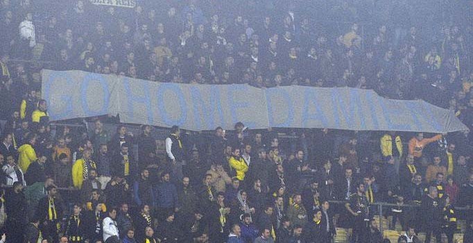 Tribünlerde ‘Go Home Damien’ pankartı