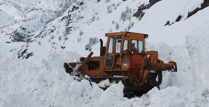 Hakkari-Şırnak karayoluna çığ düştü