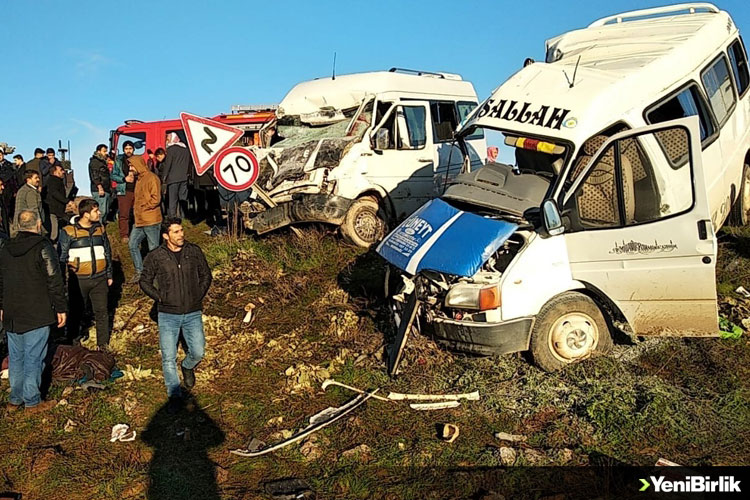 Öğrenci Sevisi İle İşçi Servisi Çarpıştı: Ölü Ve Yaralılar Var