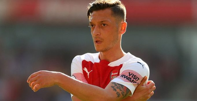 Mesut Özil'den Kabe örtüsüyle paylaşım