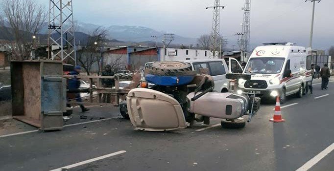 Manisa'da minibüs ile traktör çarpıştı: 14 yaralı