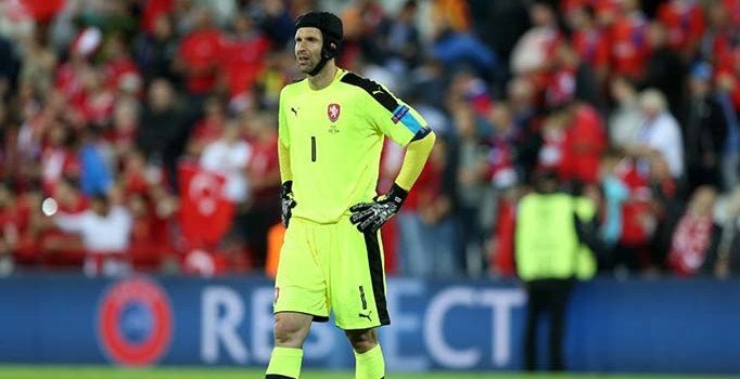 Petr Cech 'kaskını çıkarıyor'