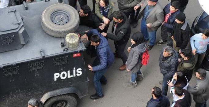 11 yaşındaki çocuğa taciz şüphelisini linçten polis kurtardı