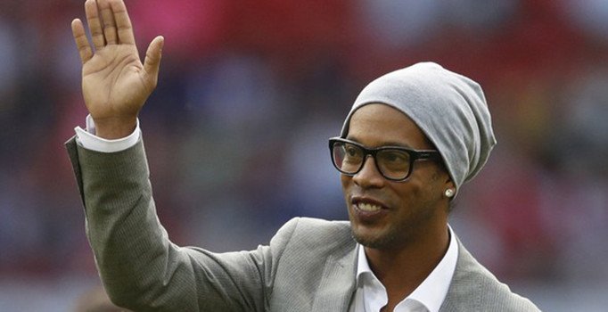 Ronaldinho'nun pasaportuna ülkesinde el konuldu