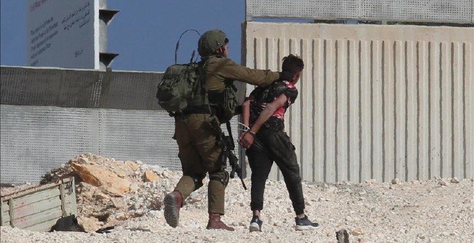 İsrail'den iki Filistinli çocuğa gözaltı