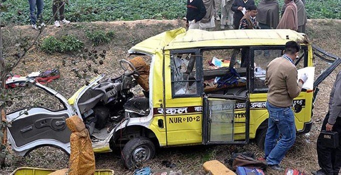 Hindistan'da iki araç çarpıştı: 12 ölü