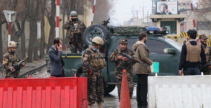 Afganistan'da askeri kampa bombalı saldırı: 12 ölü