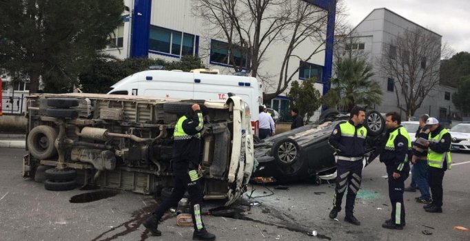 Manisa'da otomobil ile kamyonet çarpıştı: 3 yaralı