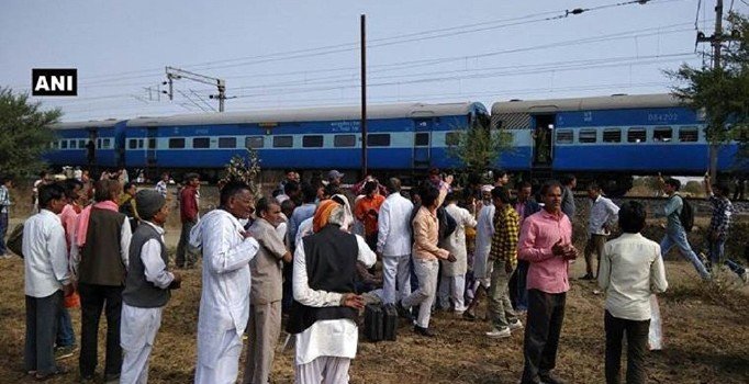 Hindistan'da tren raydan çıktı: 7 ölü